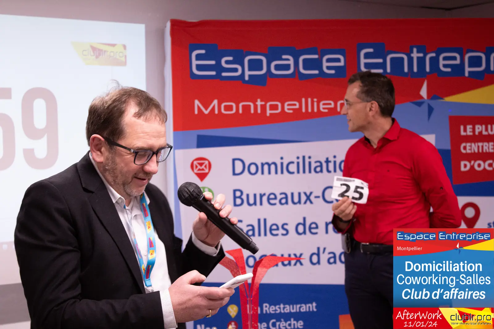 Afterwork Pitch Elevator Club LR janvier 2024 à Montpellier : entrepreneur au micro avec l'animateur pendant son pitch