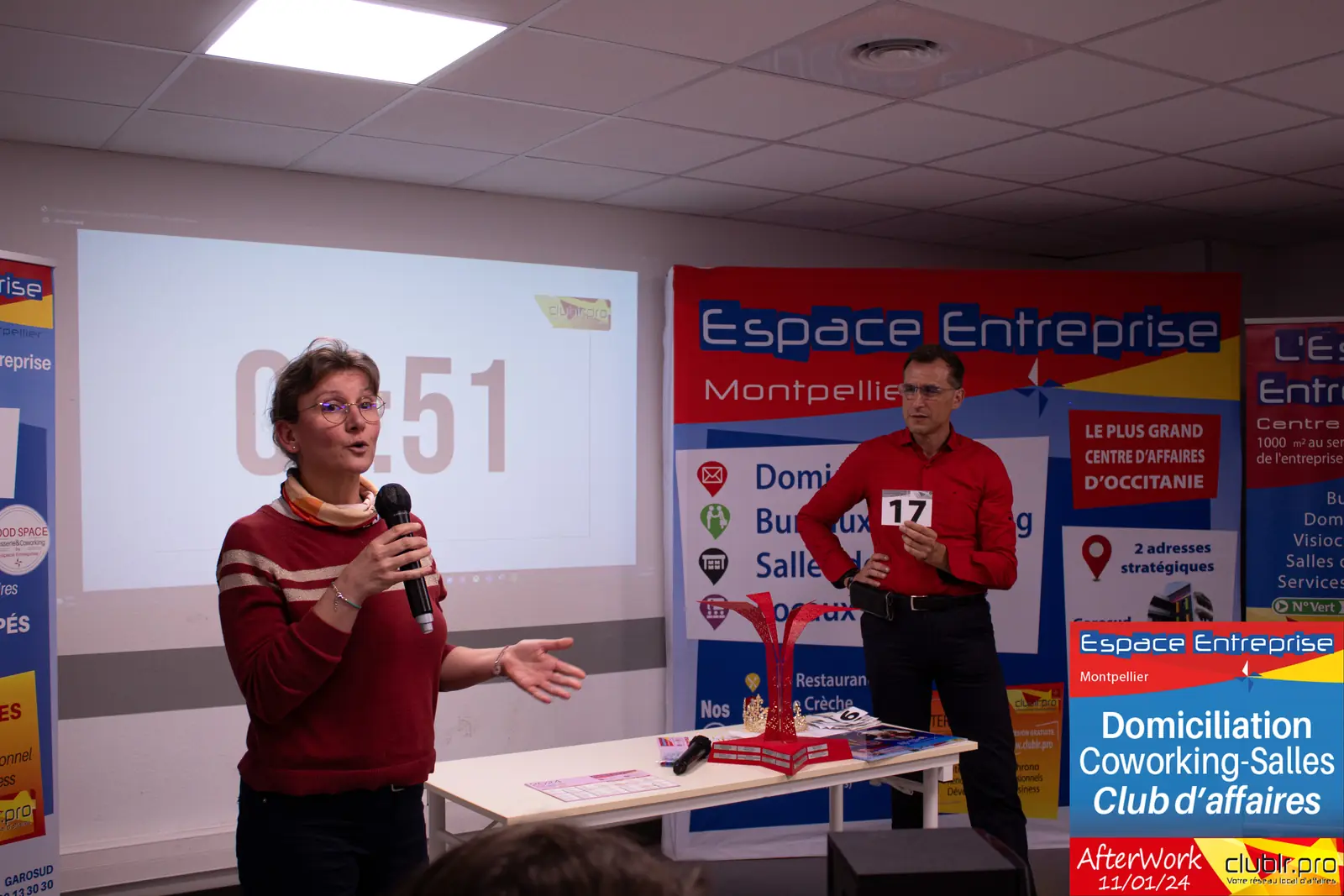 Afterwork Pitch Elevator Club LR janvier 2024 à Montpellier : entrepreneur au micro avec l'animateur pendant son pitch