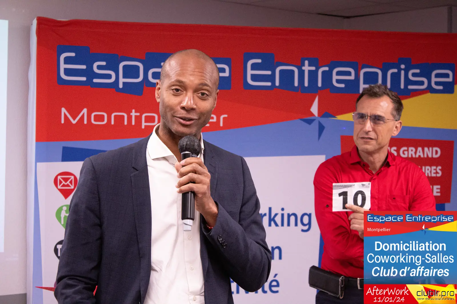 Afterwork Pitch Elevator Club LR janvier 2024 à Montpellier : entrepreneur au micro avec l'animateur pendant son pitch