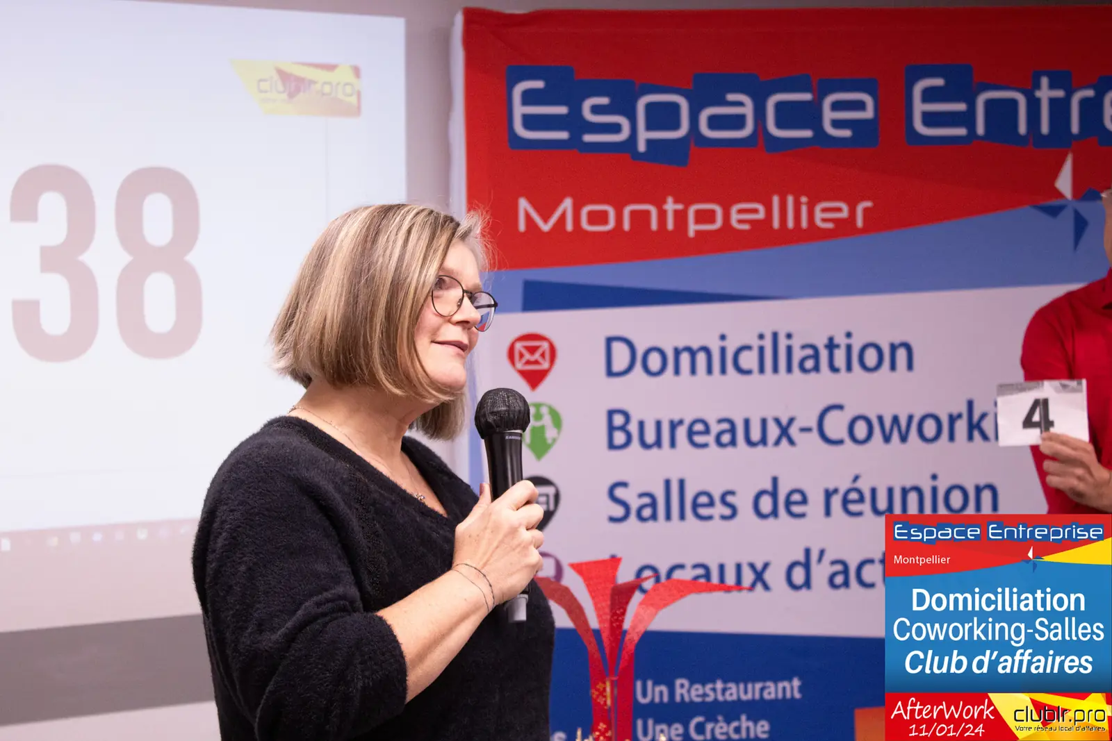 Afterwork Pitch Elevator Club LR janvier 2024 à Montpellier : pitcheur au micro devant les participants