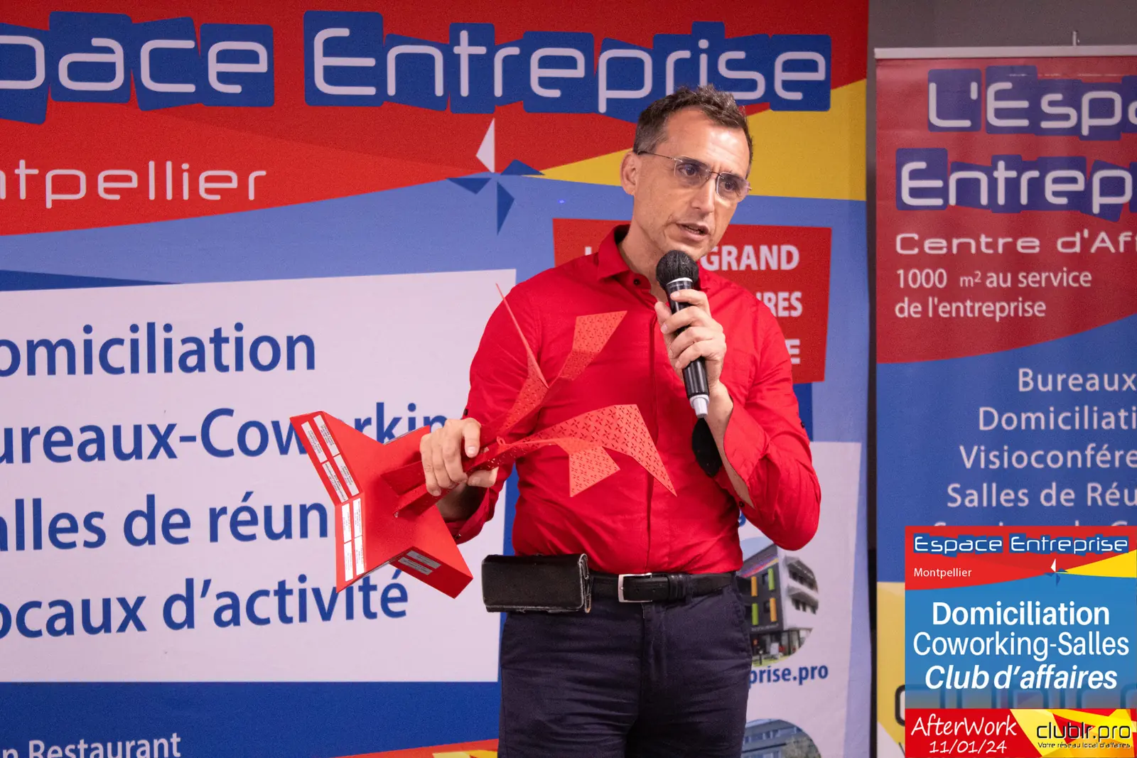 Afterwork Pitch Elevator Club LR janvier 2024 à Montpellier : pitcheur au micro devant les participants