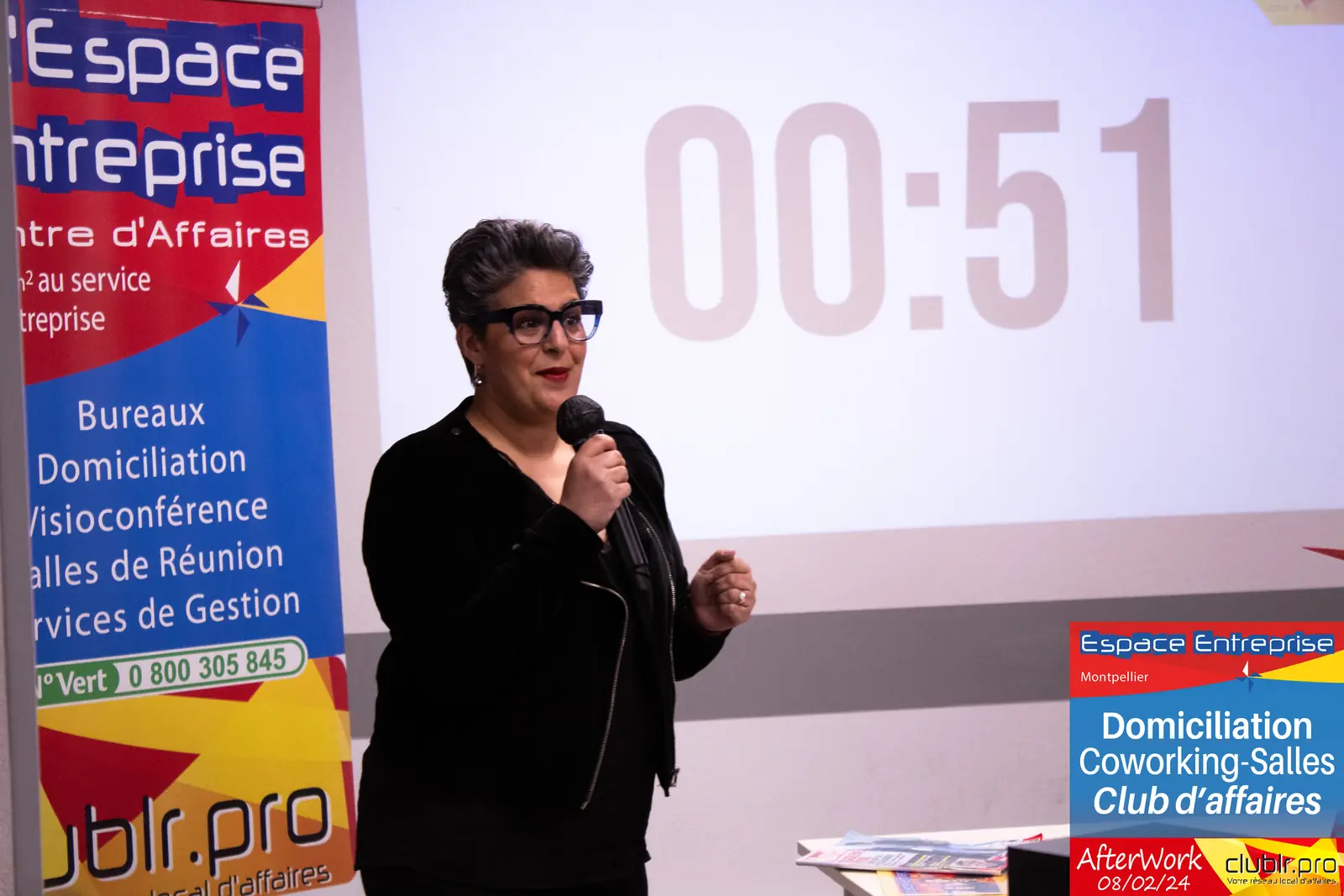 Afterwork Pitch Elevator Club LR février 2024 à Montpellier : pitcheur au micro devant les participants