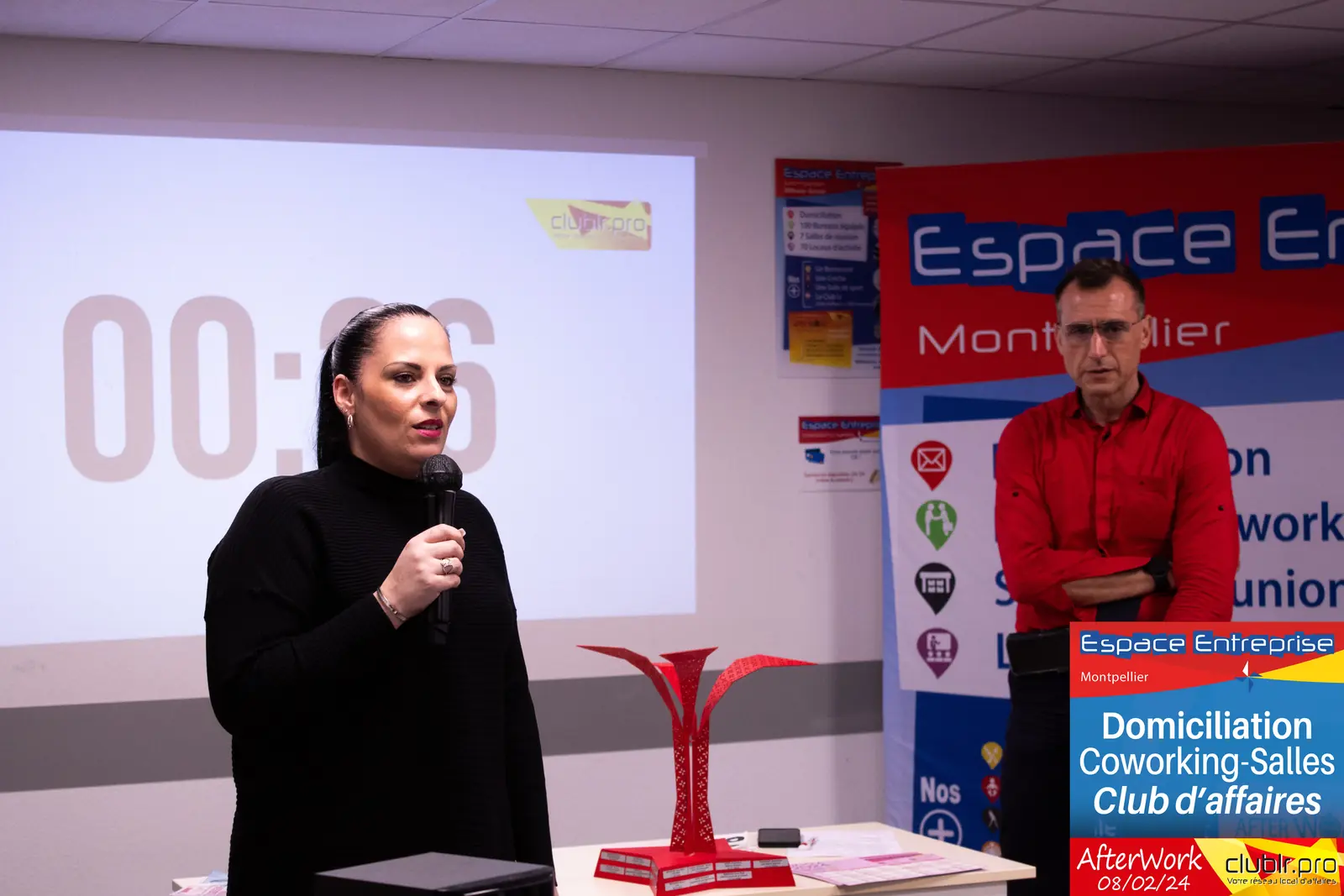 Afterwork Pitch Elevator Club LR février 2024 à Montpellier : entrepreneur au micro avec l'animateur pendant son pitch
