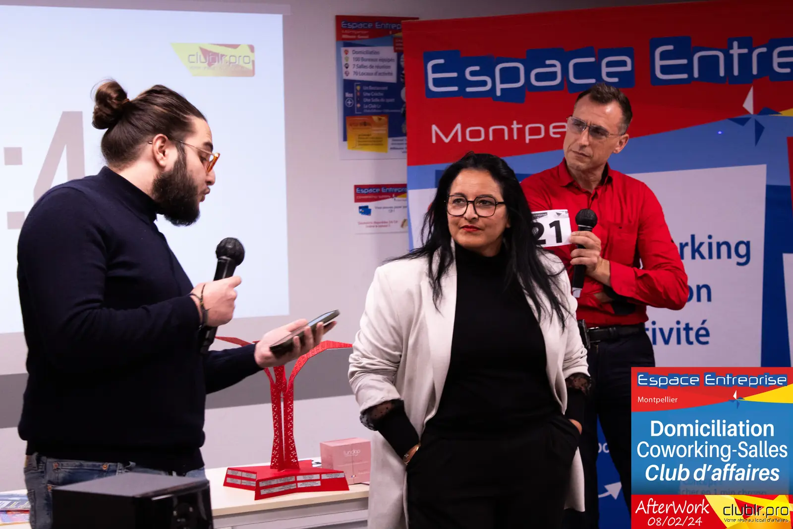 Afterwork Pitch Elevator Club LR février 2024 à Montpellier : entrepreneur au micro avec l'animateur pendant son pitch