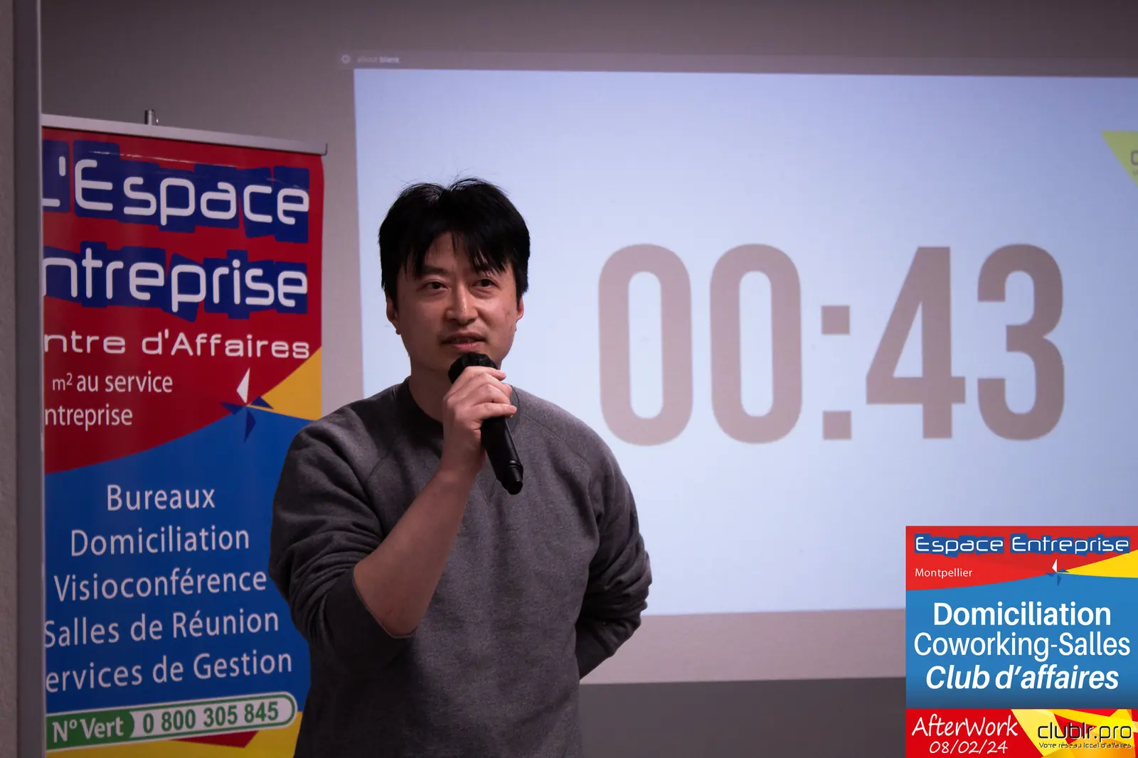 Afterwork Pitch Elevator Club LR février 2024 à Montpellier : pitcheur au micro devant les participants