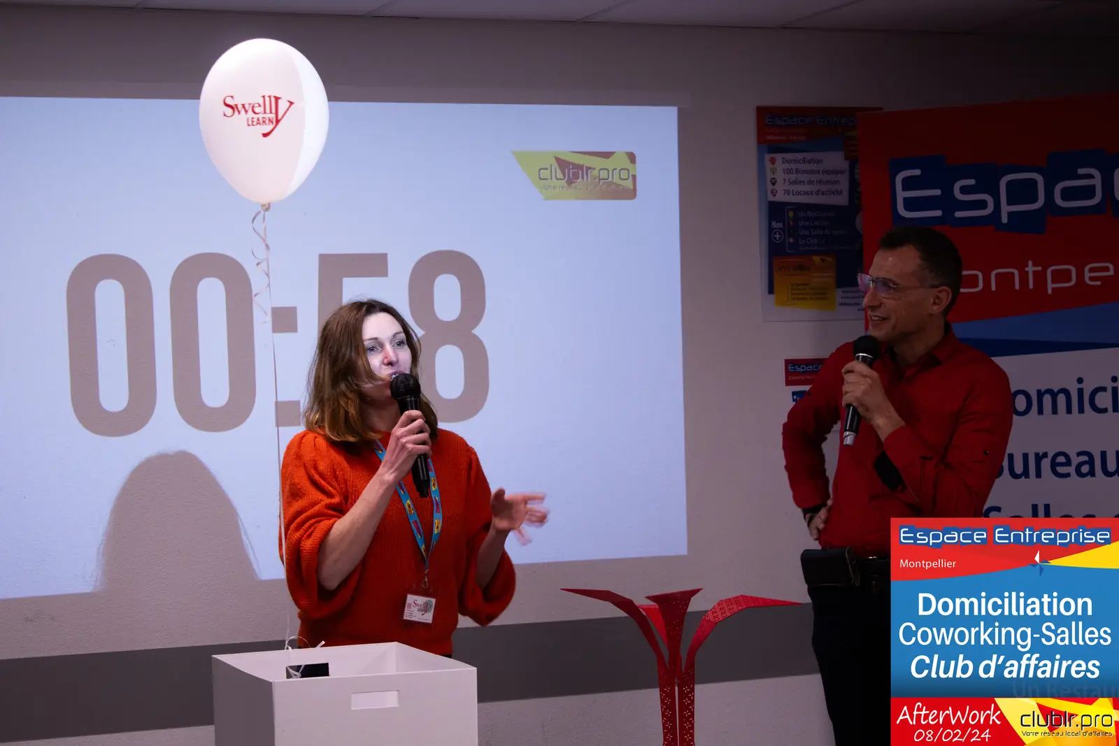 Afterwork Pitch Elevator Club LR février 2024 à Montpellier : entrepreneur au micro avec l'animateur pendant son pitch
