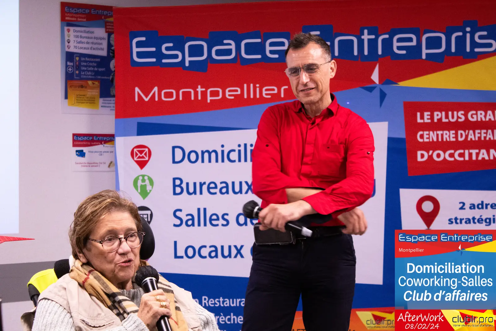 Afterwork Pitch Elevator Club LR février 2024 à Montpellier : entrepreneur au micro avec l'animateur pendant son pitch