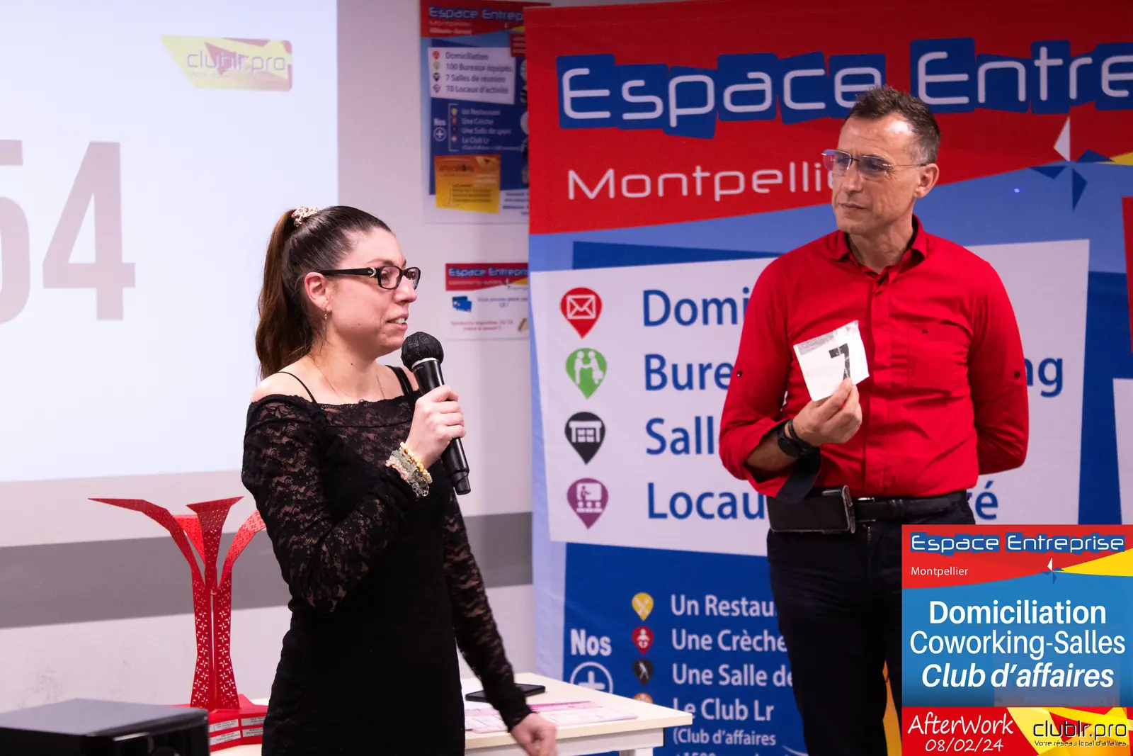 Afterwork Pitch Elevator Club LR février 2024 à Montpellier : entrepreneur au micro avec l'animateur pendant son pitch