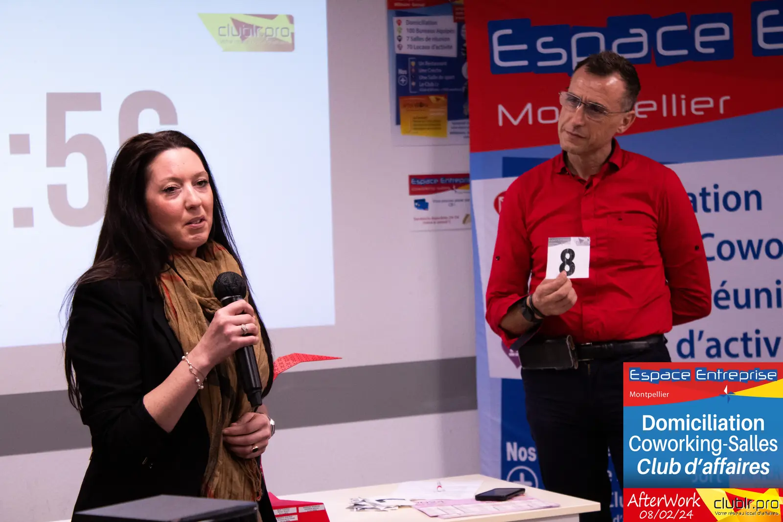 Afterwork Pitch Elevator Club LR février 2024 à Montpellier : entrepreneur au micro avec l'animateur pendant son pitch