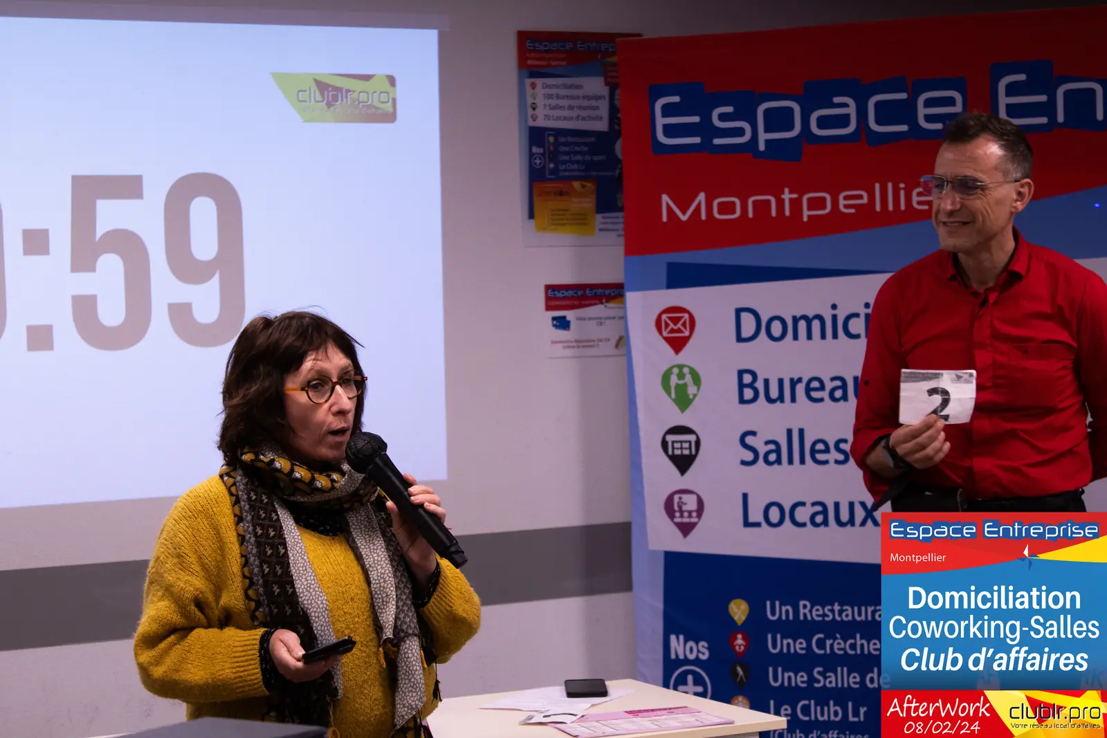 Afterwork Pitch Elevator Club LR février 2024 à Montpellier : entrepreneur au micro avec l'animateur pendant son pitch