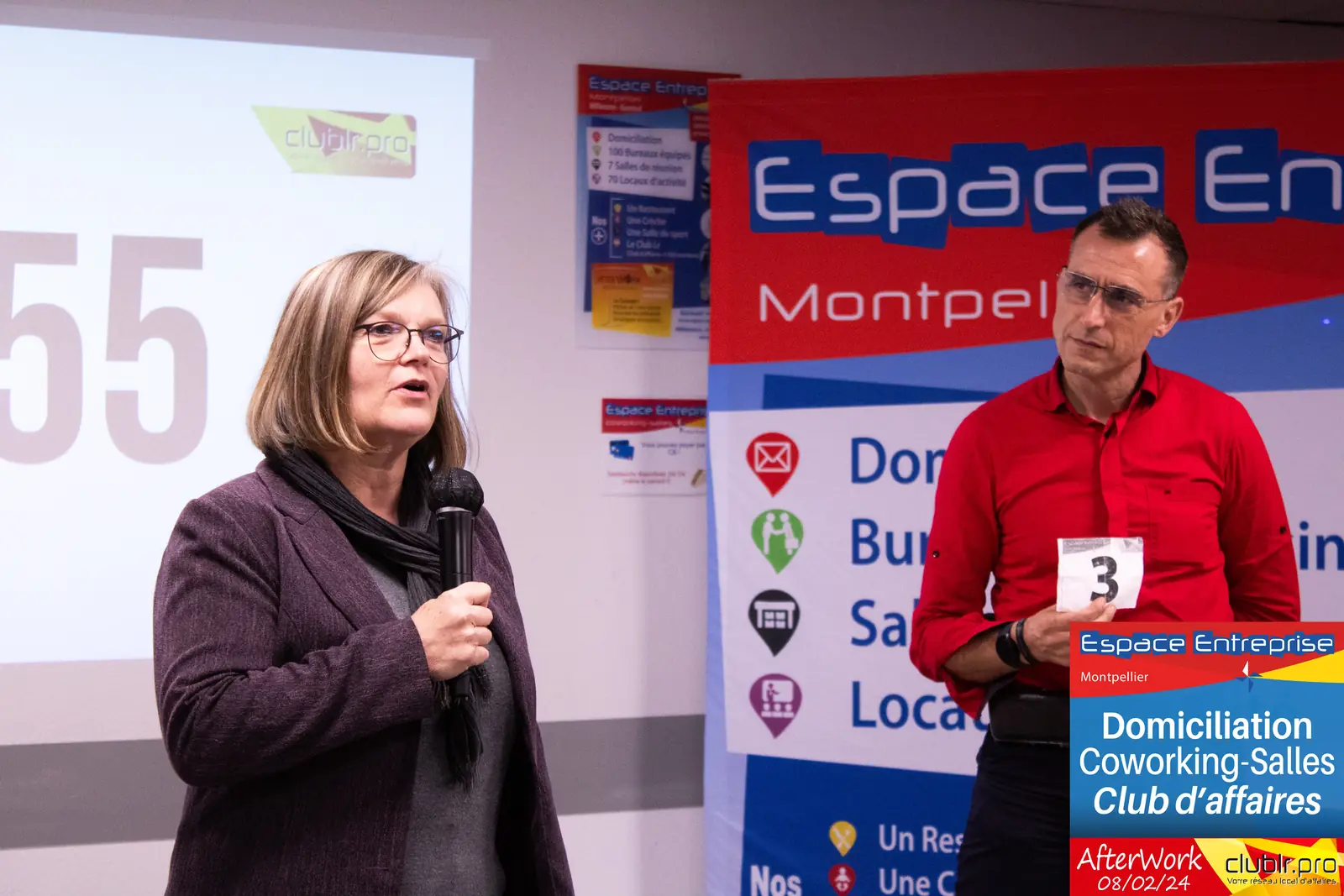 Afterwork Pitch Elevator Club LR février 2024 à Montpellier : entrepreneur au micro avec l'animateur pendant son pitch