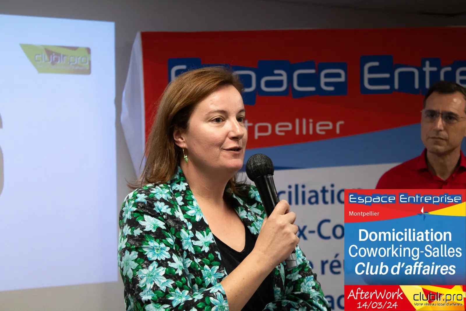 Afterwork Pitch Elevator Club LR mars 2024 à Montpellier : entrepreneur au micro avec l'animateur pendant son pitch