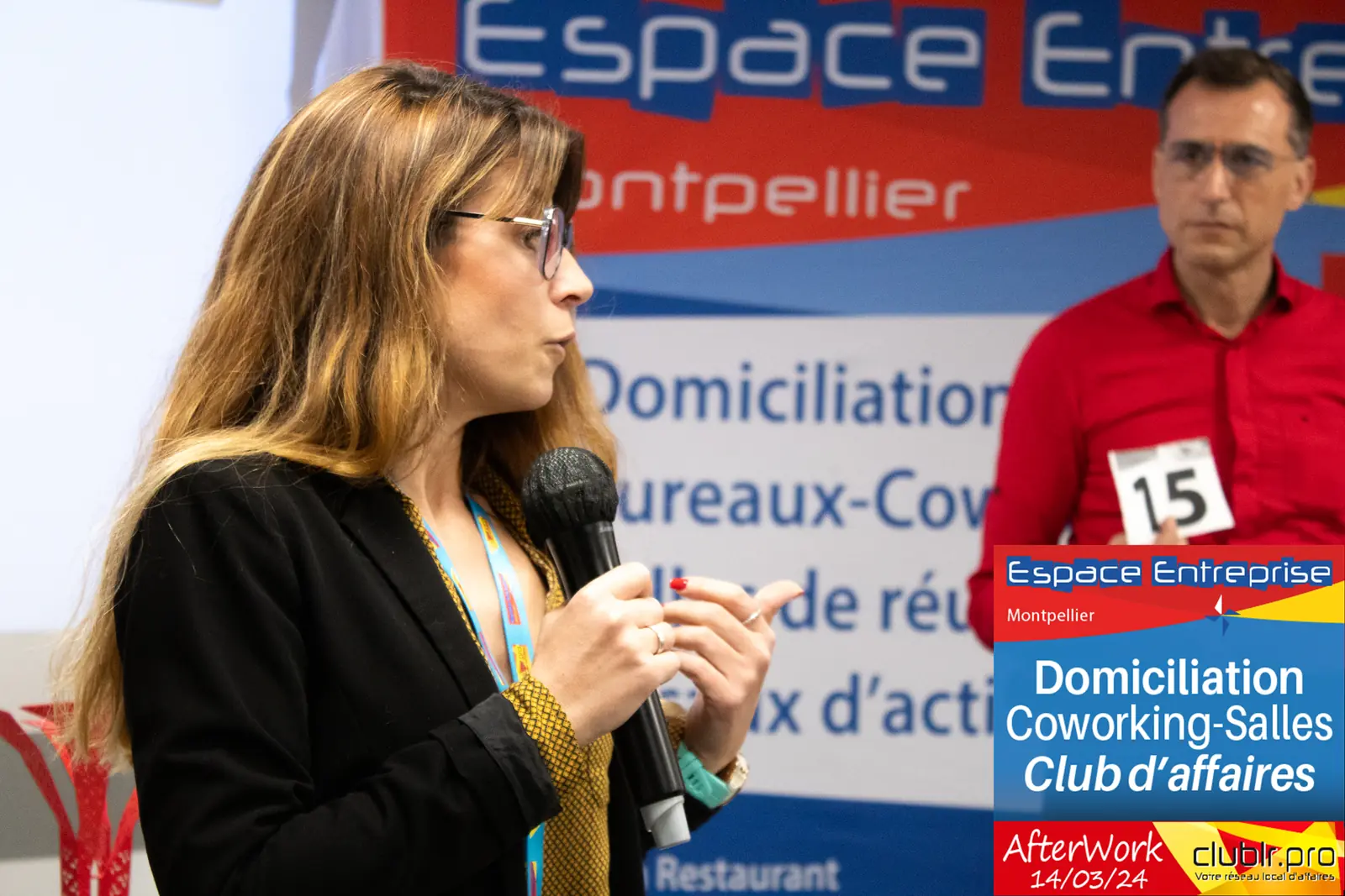 Afterwork Pitch Elevator Club LR mars 2024 à Montpellier : entrepreneur au micro avec l'animateur pendant son pitch