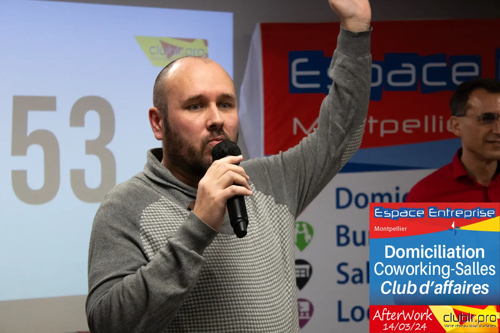 Afterwork Pitch Elevator Club LR mars 2024 à Montpellier : pitcheur au micro devant les participants