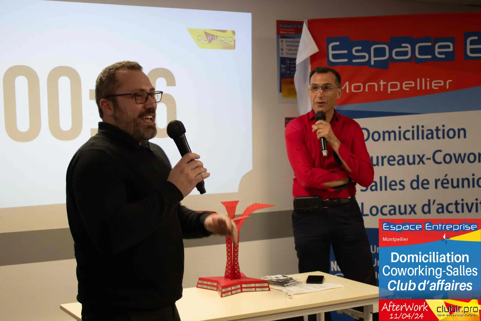 Afterwork Pitch Elevator Club LR avril 2024 à Montpellier : entrepreneur au micro avec l'animateur pendant son pitch