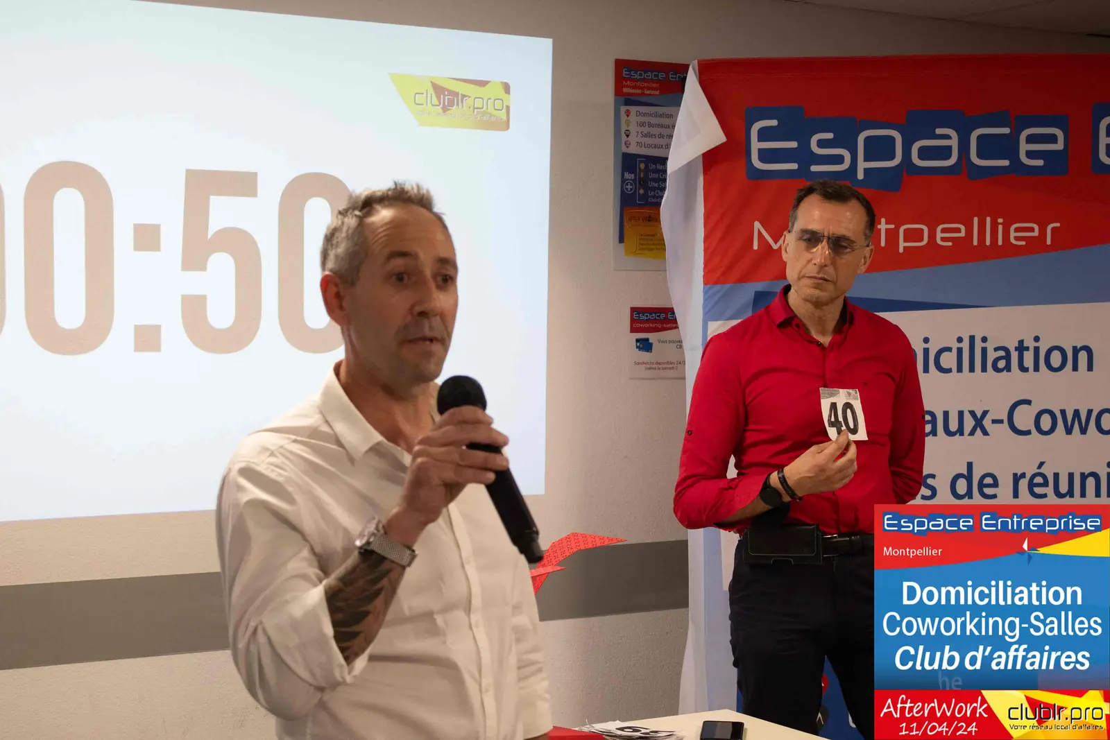 Afterwork Pitch Elevator Club LR avril 2024 à Montpellier : entrepreneur au micro avec l'animateur pendant son pitch