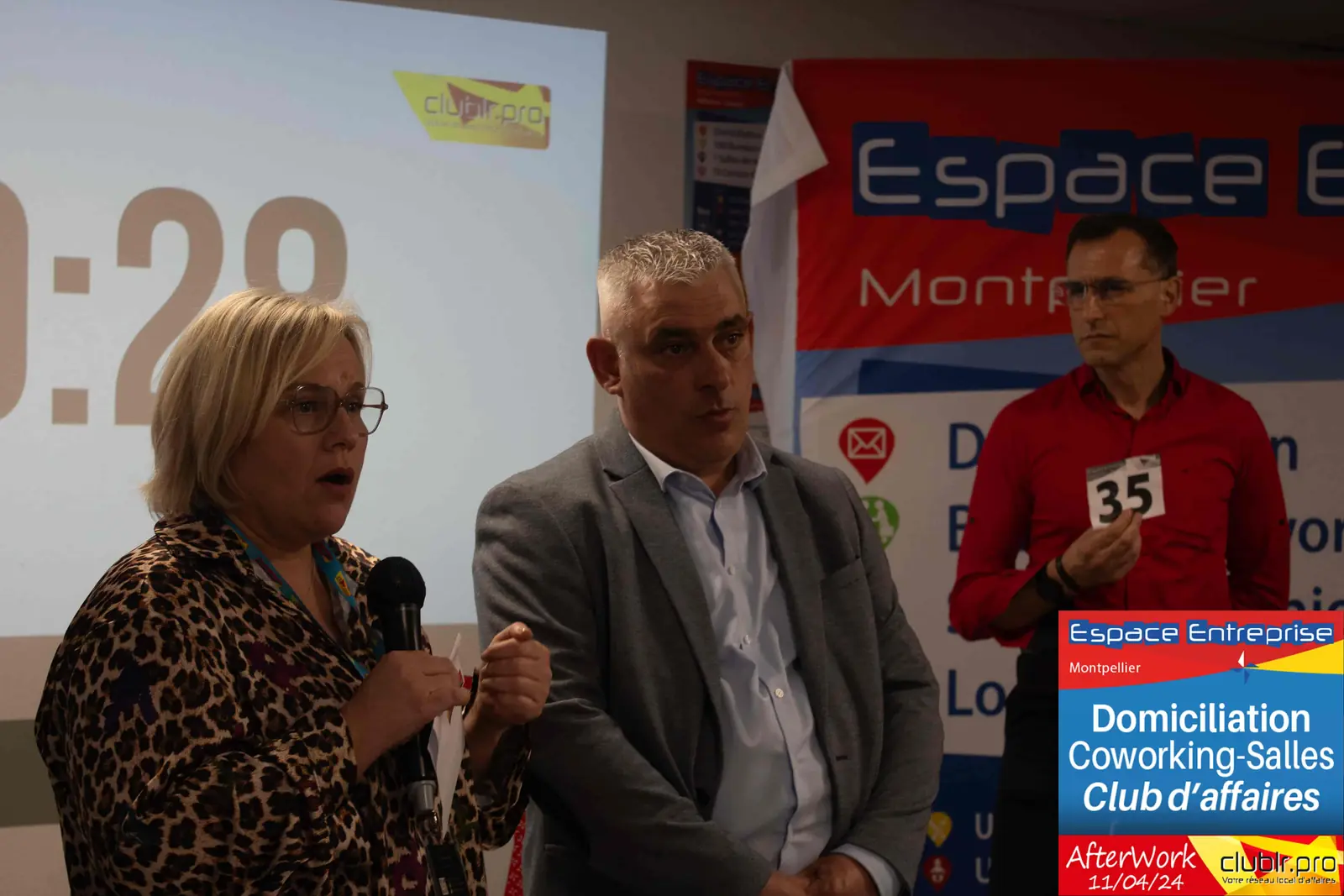 Afterwork Pitch Elevator Club LR avril 2024 à Montpellier : entrepreneur au micro avec l'animateur pendant son pitch