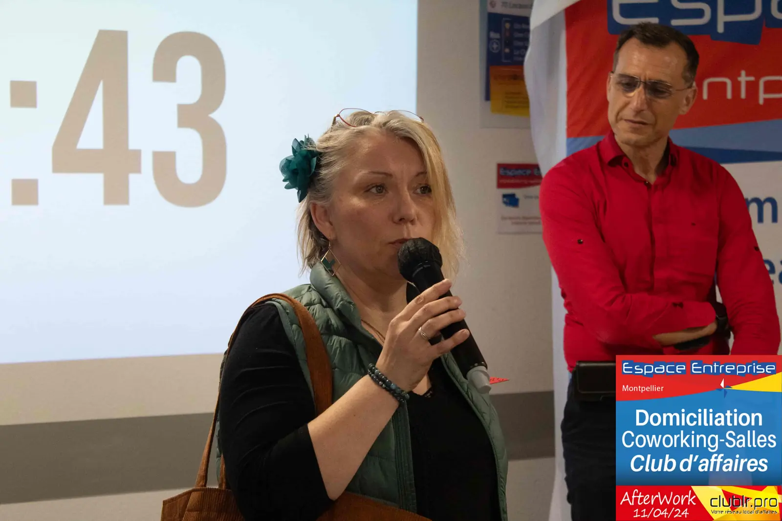 Afterwork Pitch Elevator Club LR avril 2024 à Montpellier : entrepreneur au micro avec l'animateur pendant son pitch