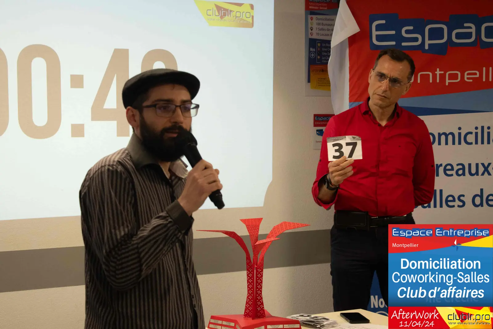 Afterwork Pitch Elevator Club LR avril 2024 à Montpellier : entrepreneur au micro avec l'animateur pendant son pitch
