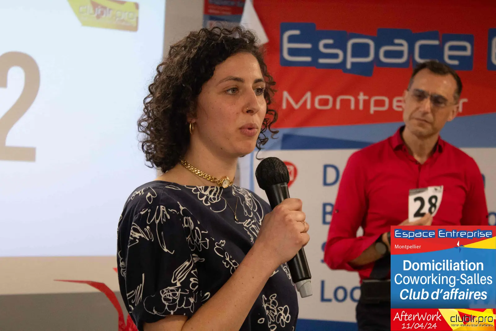 Afterwork Pitch Elevator Club LR avril 2024 à Montpellier : entrepreneur au micro avec l'animateur pendant son pitch