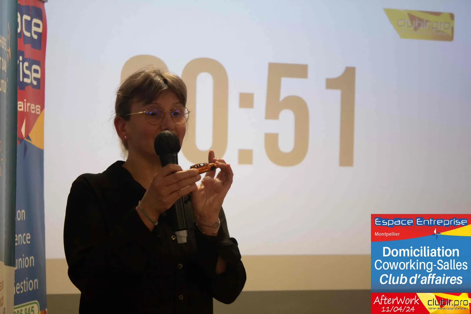 Afterwork Pitch Elevator Club LR avril 2024 à Montpellier : pitcheur au micro devant les participants