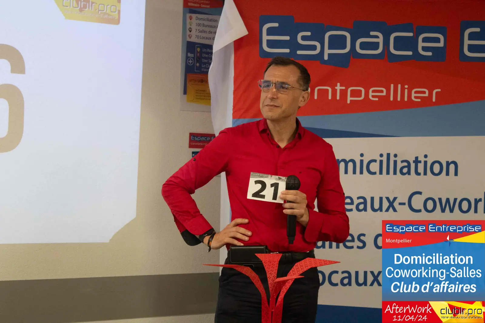 Afterwork Pitch Elevator Club LR avril 2024 à Montpellier : pitcheur au micro devant les participants