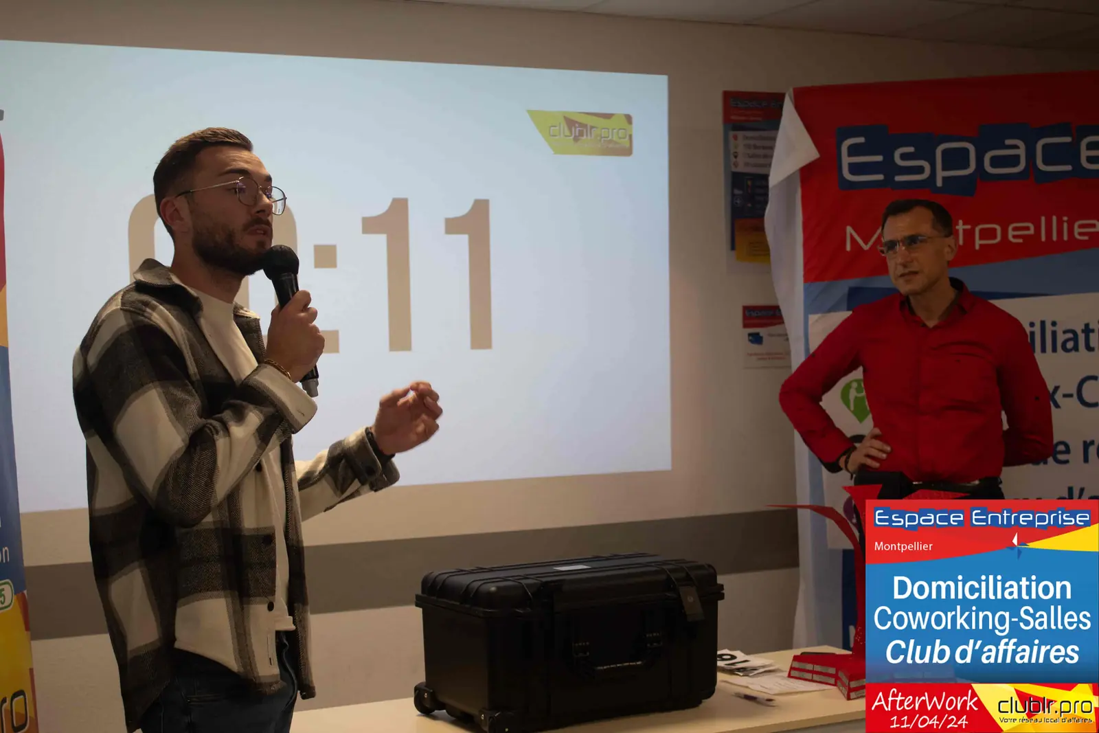 Afterwork Pitch Elevator Club LR avril 2024 à Montpellier : entrepreneur au micro avec l'animateur pendant son pitch