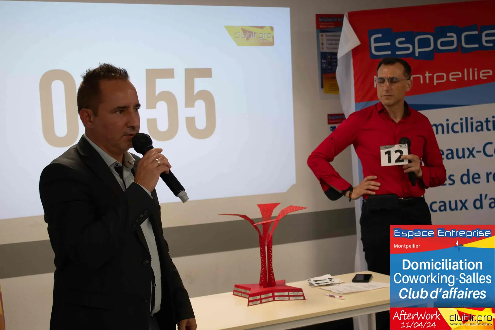 Afterwork Pitch Elevator Club LR avril 2024 à Montpellier : entrepreneur au micro avec l'animateur pendant son pitch