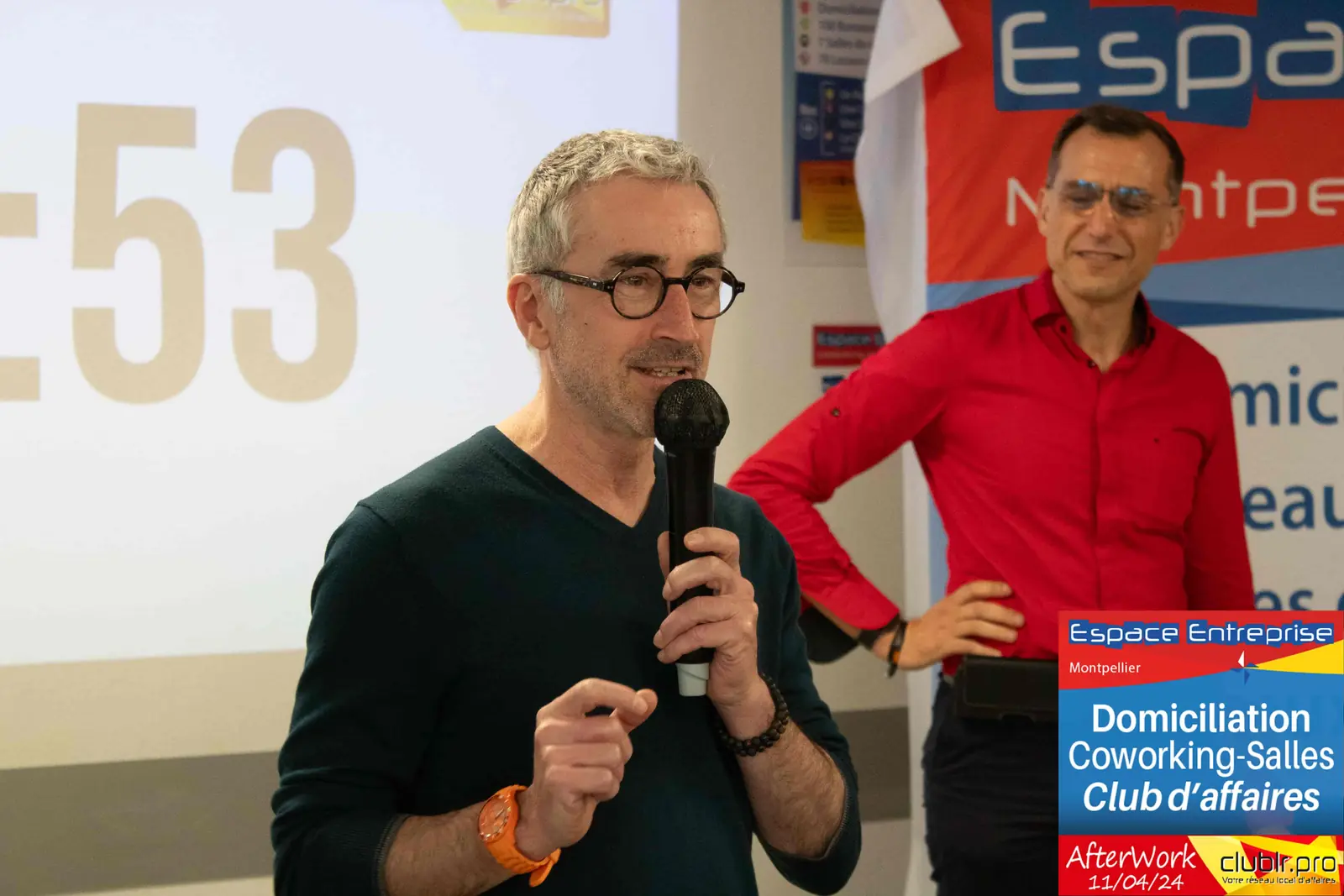 Afterwork Pitch Elevator Club LR avril 2024 à Montpellier : entrepreneur au micro avec l'animateur pendant son pitch