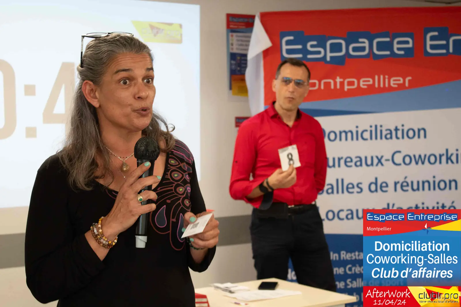 Afterwork Pitch Elevator Club LR avril 2024 à Montpellier : entrepreneur au micro avec l'animateur pendant son pitch