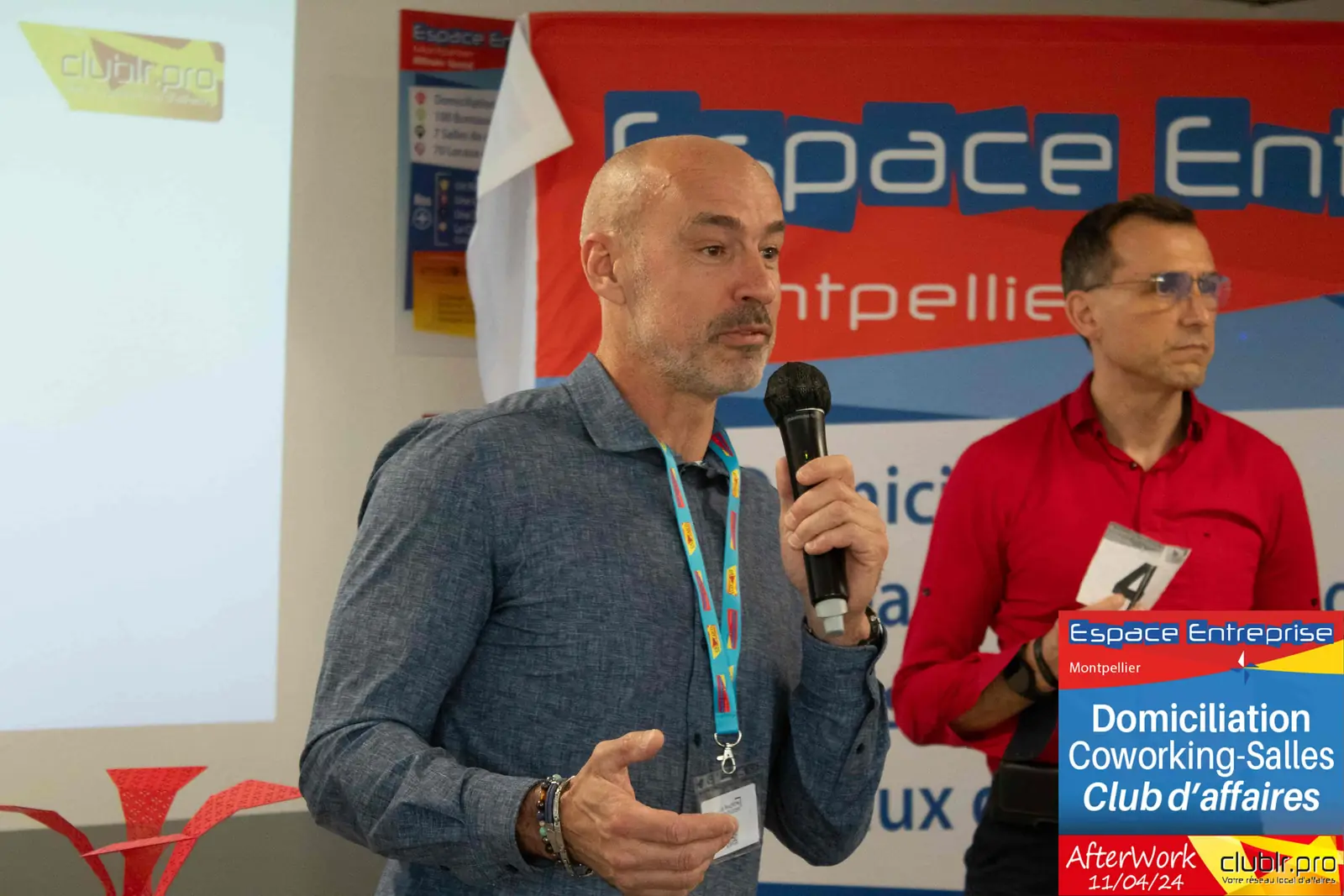 Afterwork Pitch Elevator Club LR avril 2024 à Montpellier : entrepreneur au micro avec l'animateur pendant son pitch