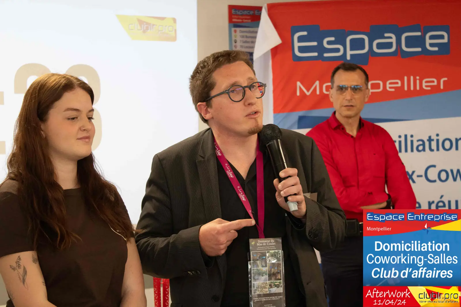 Afterwork Pitch Elevator Club LR avril 2024 à Montpellier : entrepreneur au micro avec l'animateur pendant son pitch