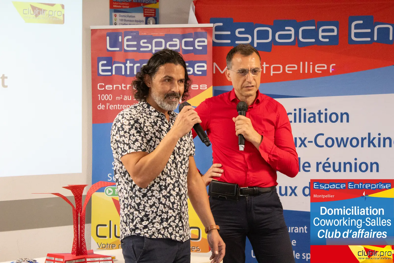 Afterwork Pitch Elevator Club LR mai 2024 à Montpellier : entrepreneur au micro avec l'animateur pendant son pitch
