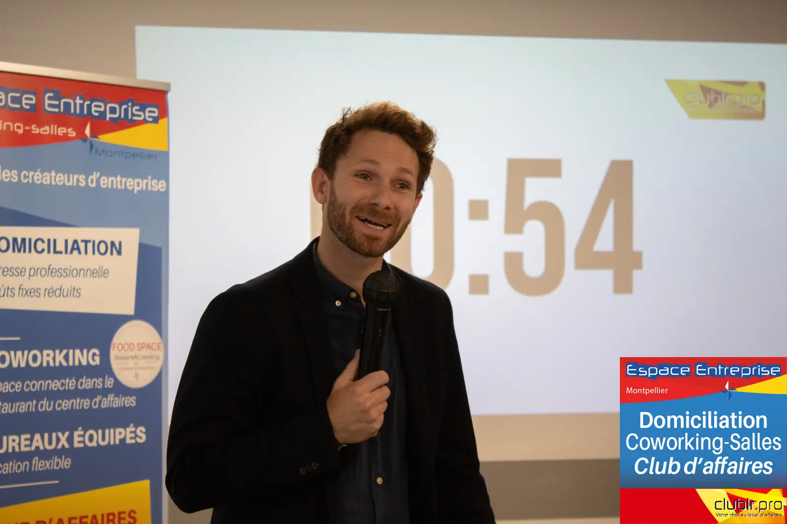 Afterwork Pitch Elevator Club LR mai 2024 à Montpellier : pitcheur au micro devant les participants