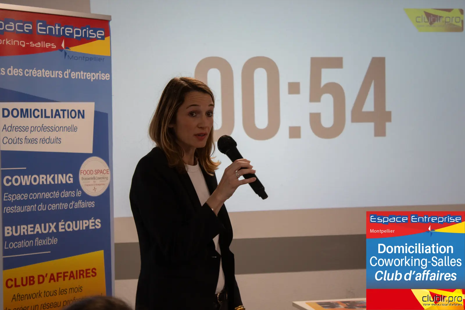 Afterwork Pitch Elevator Club LR mai 2024 à Montpellier : pitcheur au micro devant les participants