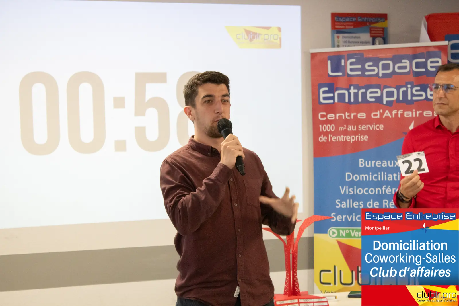 Afterwork Pitch Elevator Club LR mai 2024 à Montpellier : pitcheur au micro devant les participants