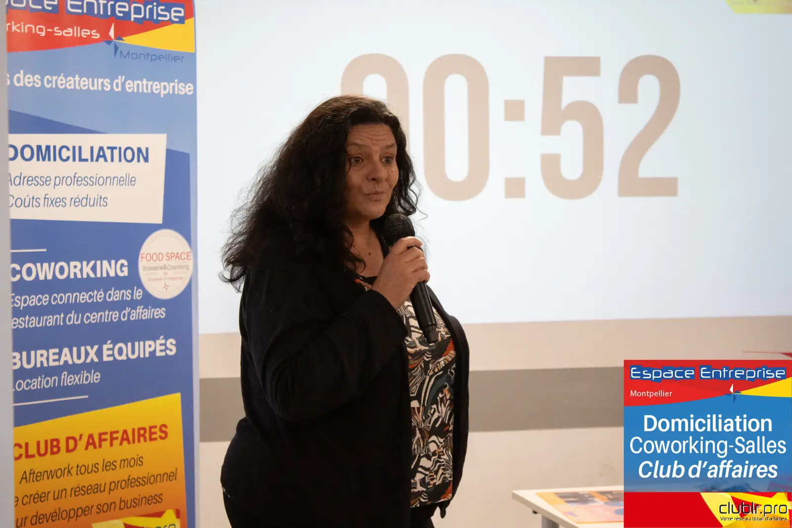 Afterwork Pitch Elevator Club LR mai 2024 à Montpellier : pitcheur au micro devant les participants
