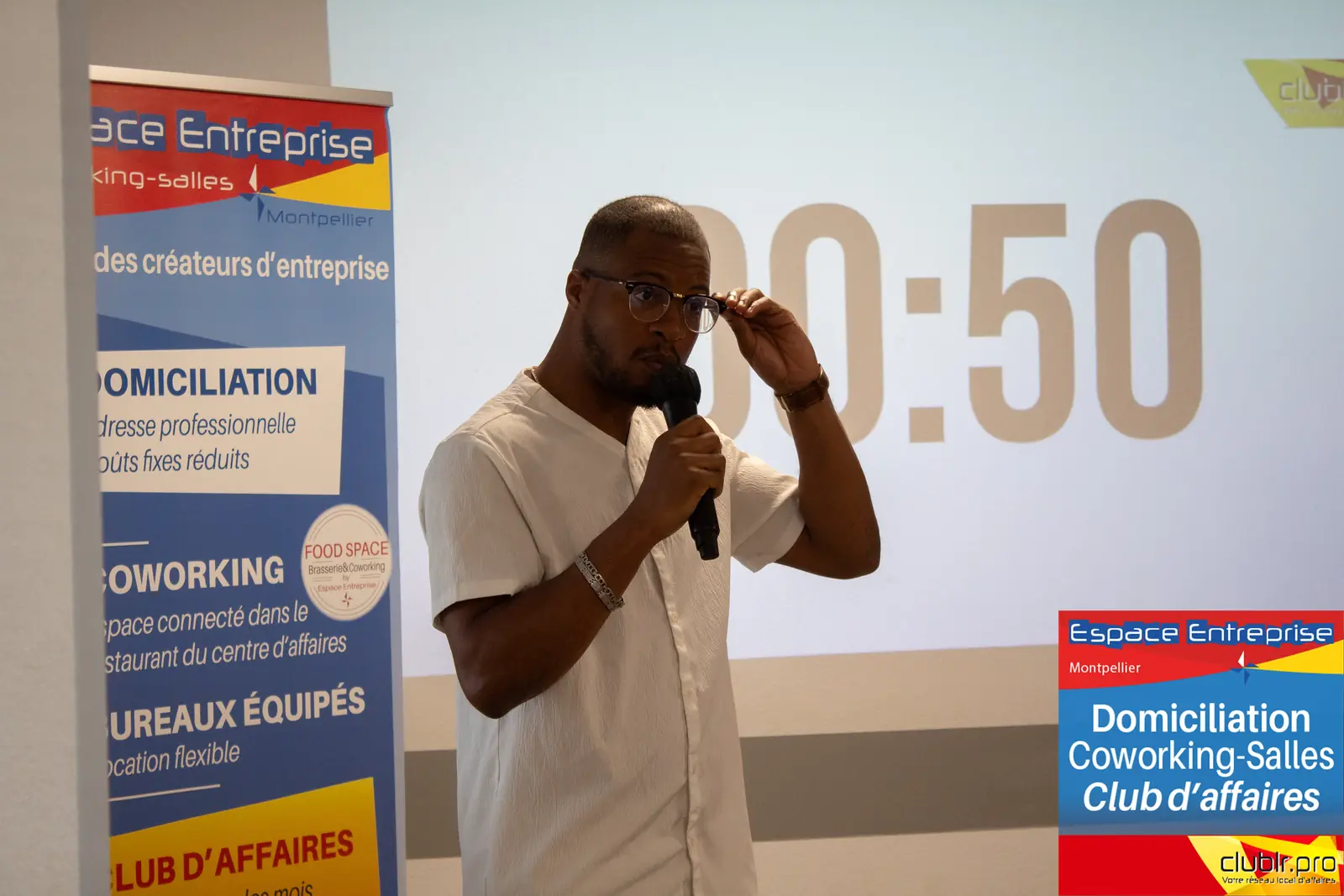 Afterwork Pitch Elevator Club LR mai 2024 à Montpellier : pitcheur au micro devant les participants