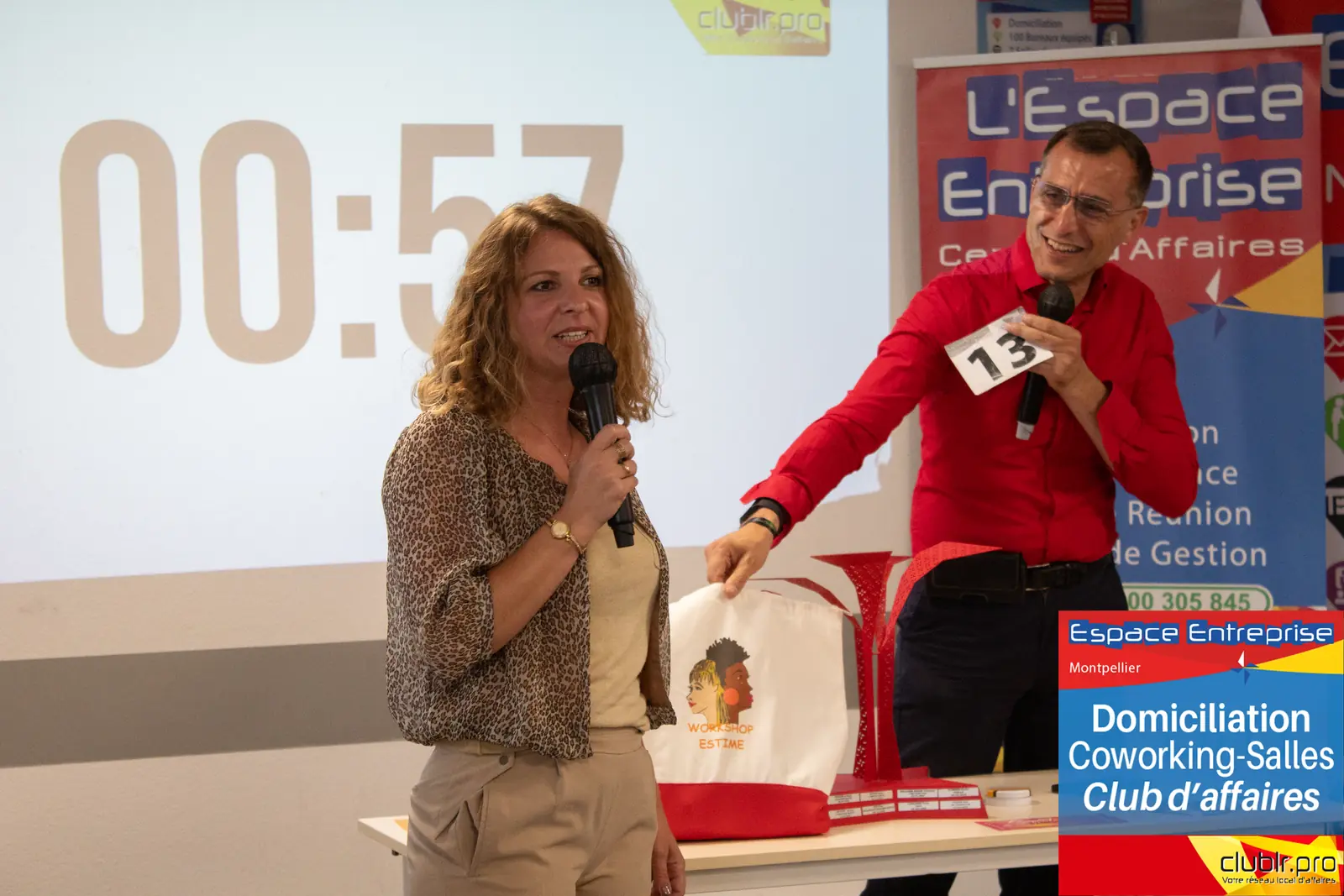 Afterwork Pitch Elevator Club LR mai 2024 à Montpellier : entrepreneur au micro avec l'animateur pendant son pitch