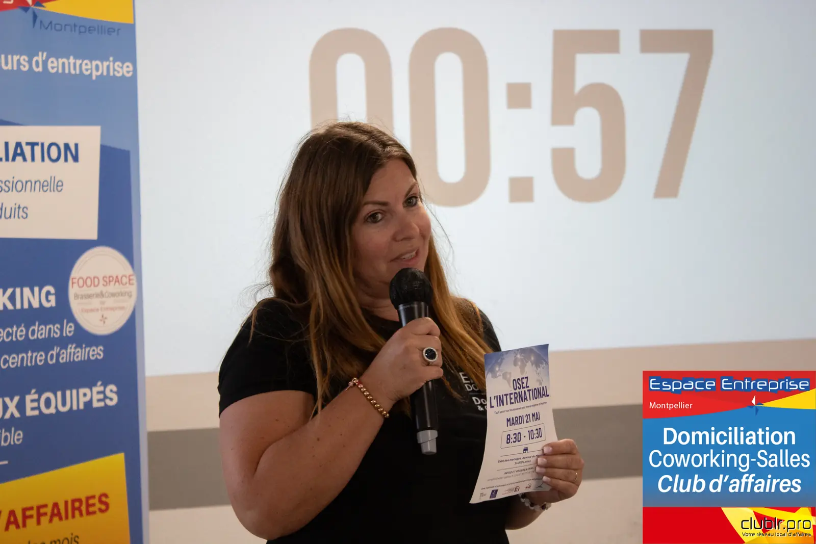 Afterwork Pitch Elevator Club LR mai 2024 à Montpellier : pitcheur au micro devant les participants