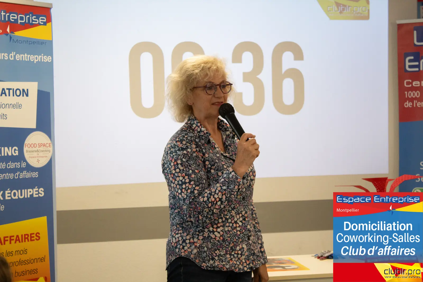 Afterwork Pitch Elevator Club LR mai 2024 à Montpellier : pitcheur au micro devant les participants