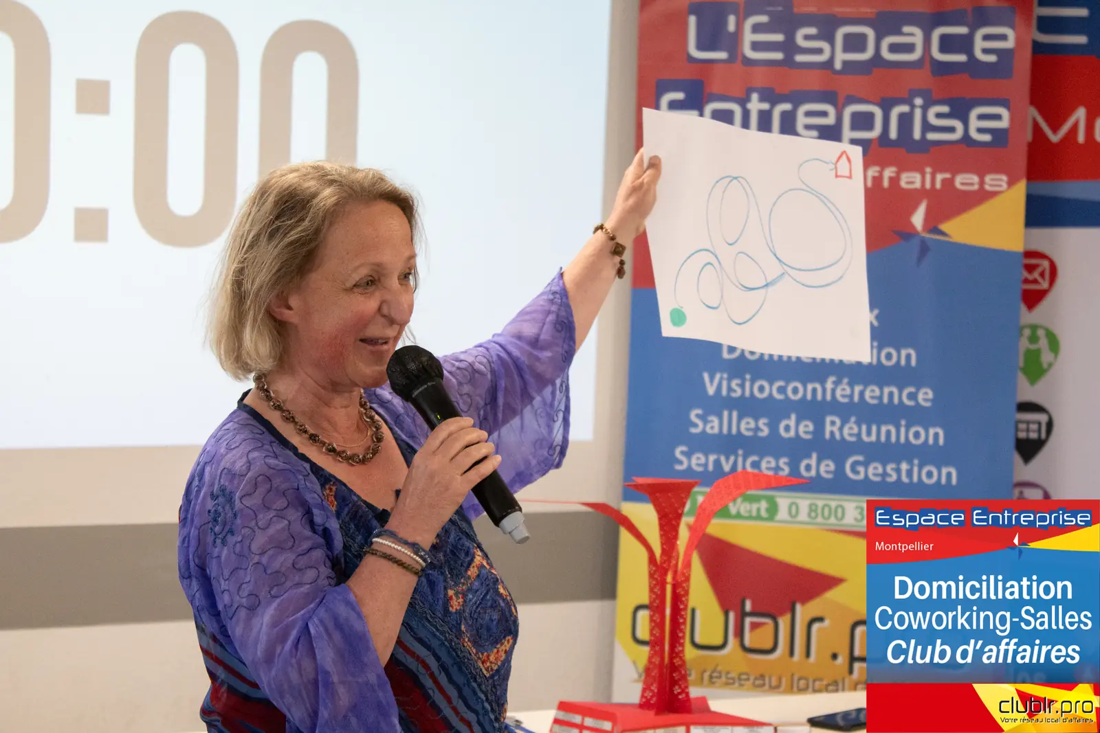 Afterwork Pitch Elevator Club LR mai 2024 à Montpellier : pitcheur au micro devant les participants