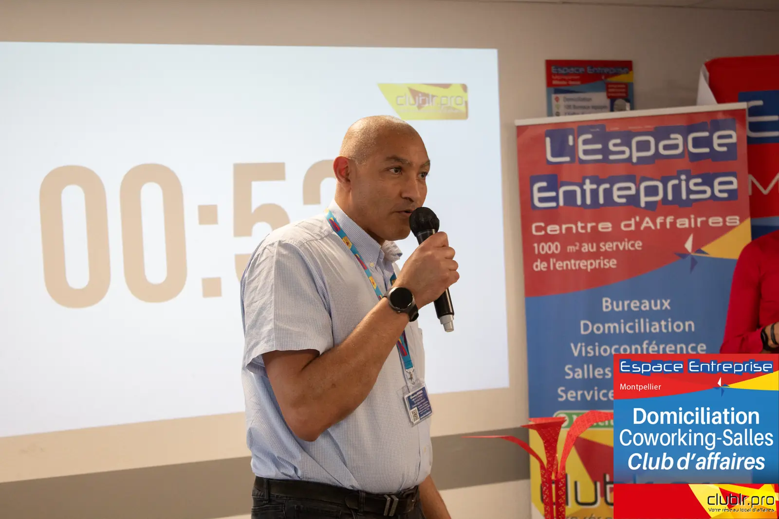 Afterwork Pitch Elevator Club LR mai 2024 à Montpellier : pitcheur au micro devant les participants