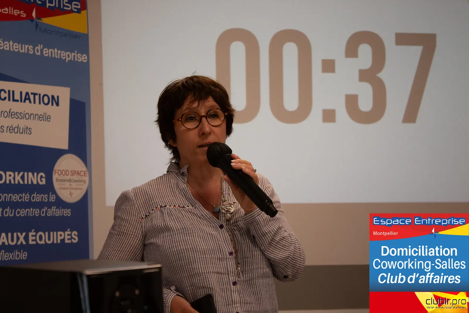 Afterwork Pitch Elevator Club LR juin 2024 à Montpellier : pitcheur au micro devant les participants