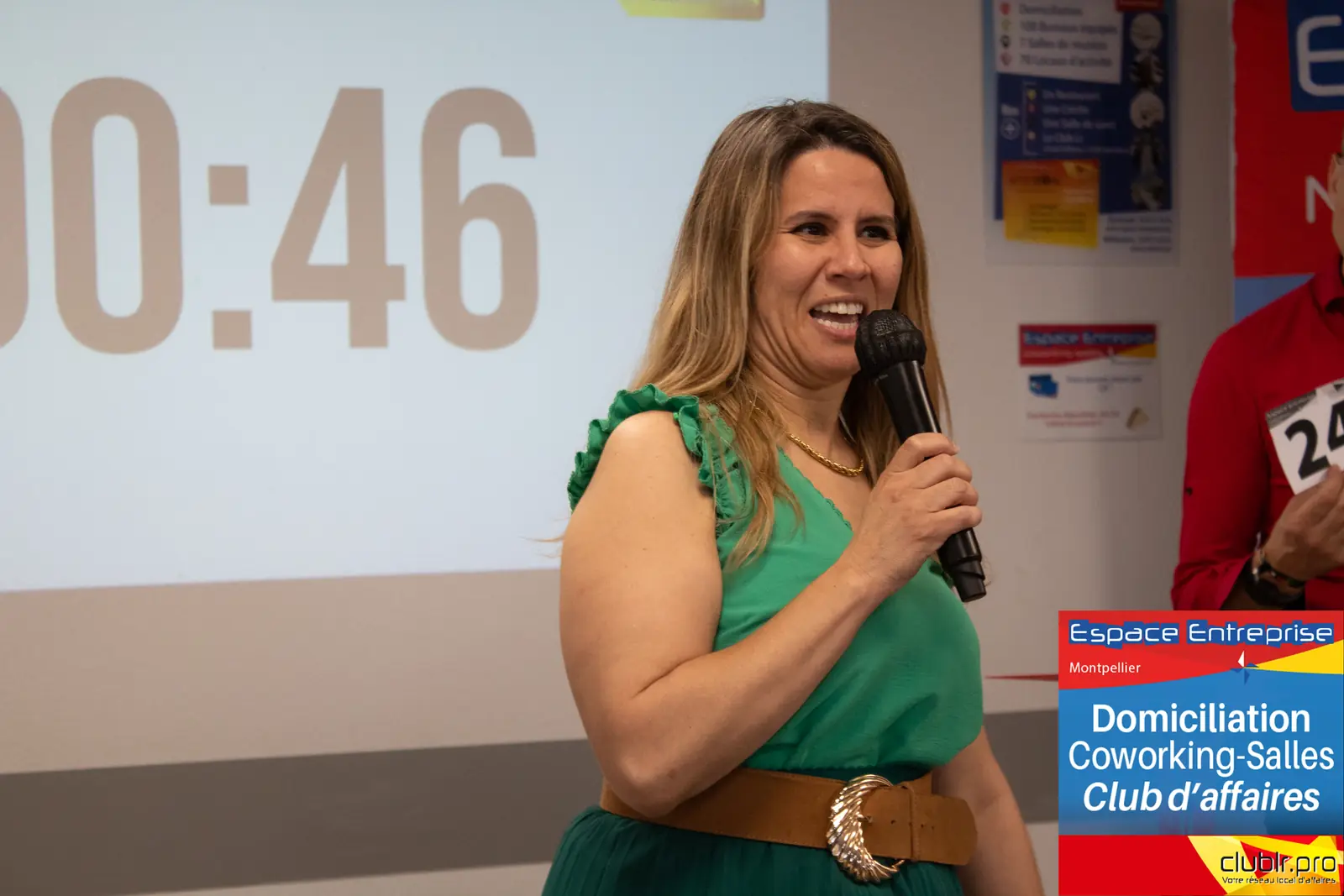 Afterwork Pitch Elevator Club LR juin 2024 à Montpellier : pitcheur au micro devant les participants