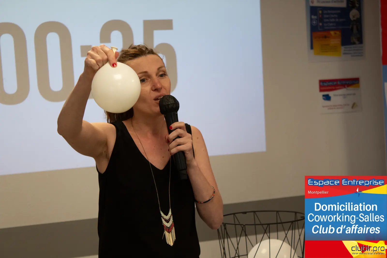 Afterwork Pitch Elevator Club LR juin 2024 à Montpellier : pitcheur au micro devant les participants