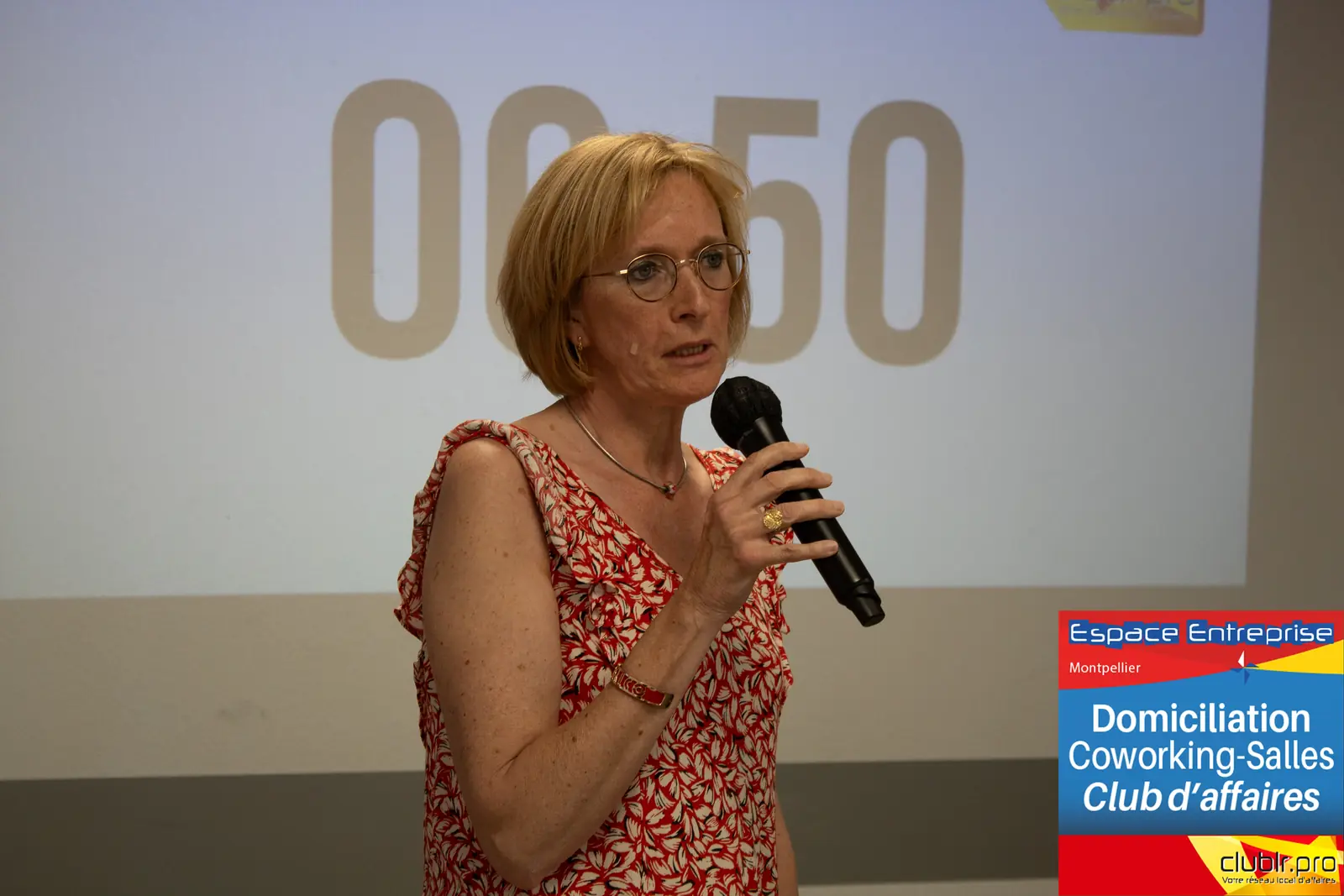 Afterwork Pitch Elevator Club LR juin 2024 à Montpellier : pitcheur au micro devant les participants