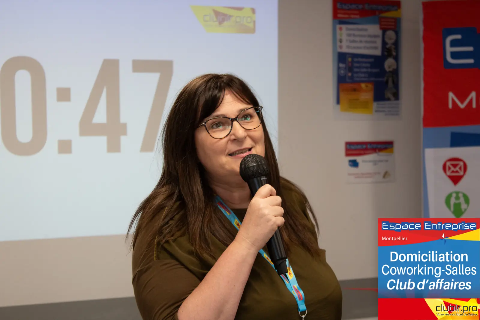 Afterwork Pitch Elevator Club LR juin 2024 à Montpellier : pitcheur au micro devant les participants