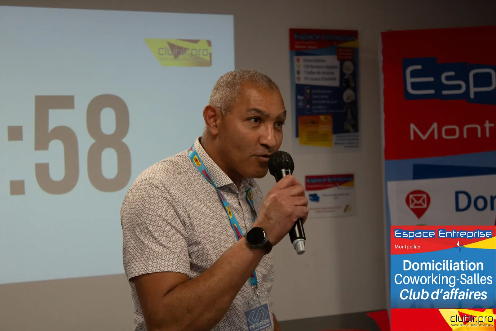 Afterwork Pitch Elevator Club LR juin 2024 à Montpellier : pitcheur au micro devant les participants