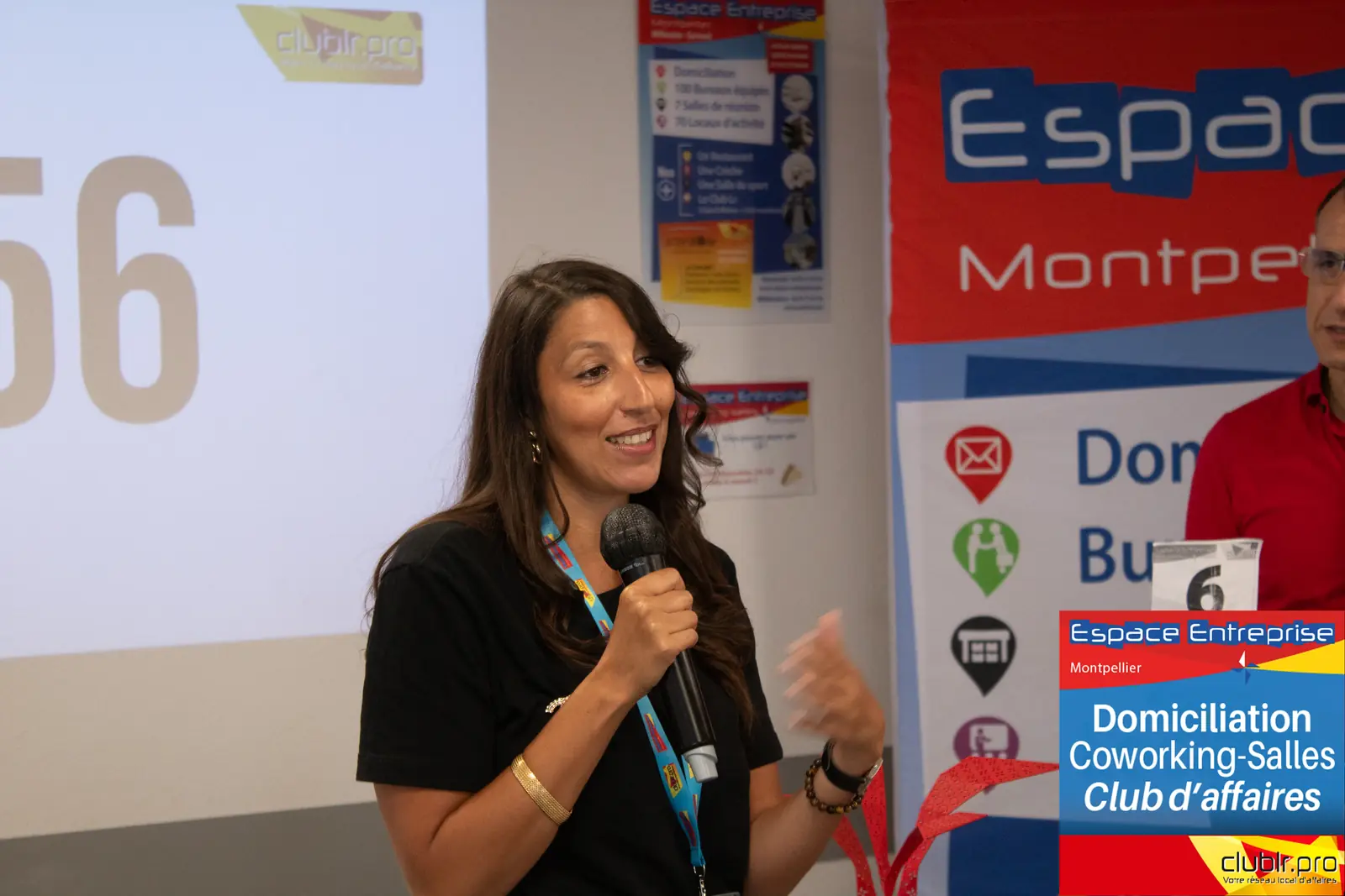 Afterwork Pitch Elevator Club LR juin 2024 à Montpellier : pitcheur au micro devant les participants
